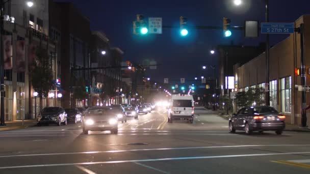 Noche estableciendo tráfico de disparos en East Carson Street en Pittsburgh — Vídeo de stock