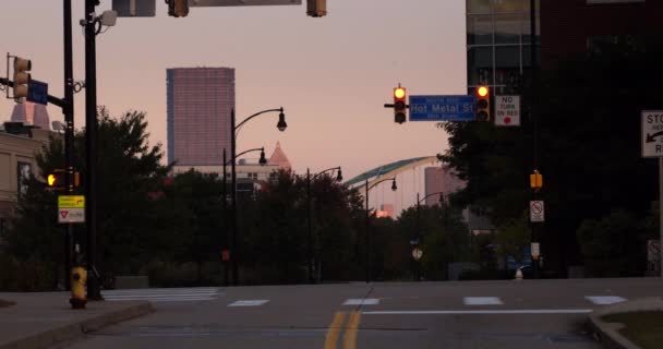 Erken sabah Pittsburgh şehir manzarası ve trafik — Stok video