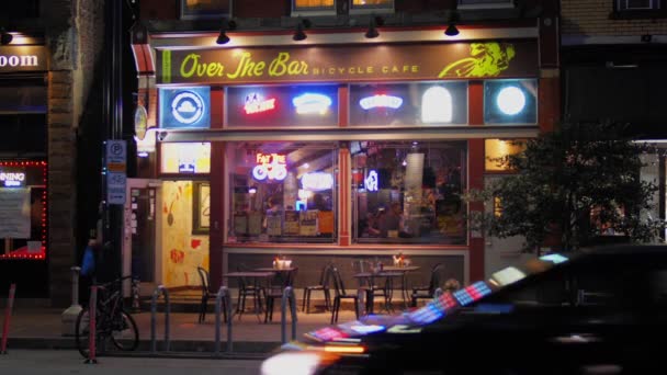 Night Establishing Shot of Bar Cafe em South Side de Pittsburgh — Vídeo de Stock