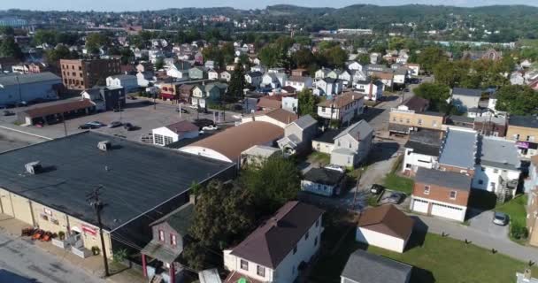 Εναέρια ίδρυση Shot τυπικό σκουριά ζώνη μικρή πόλη γειτονιά — Αρχείο Βίντεο