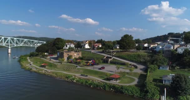 Monaca Pennsylvania ve Ohio Nehri yükselen ters havadan görünümü — Stok video