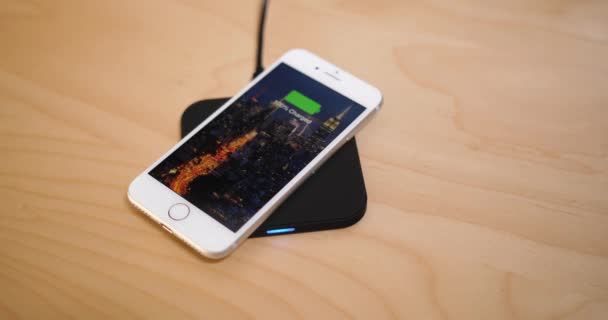 Een iphone 8 plaatsen op een Wireless Charger Station — Stockvideo