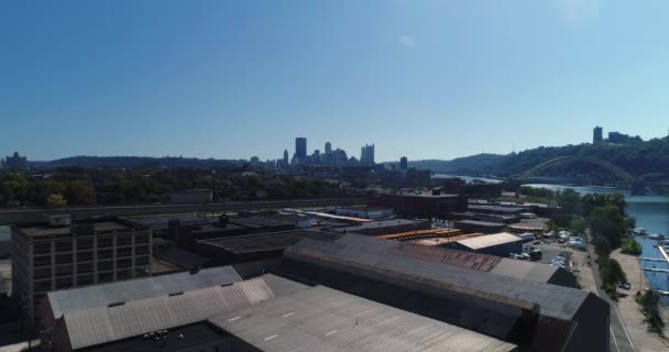 Morgon antenn att upprätta skott av Pittsburgh Skyline — Stockvideo
