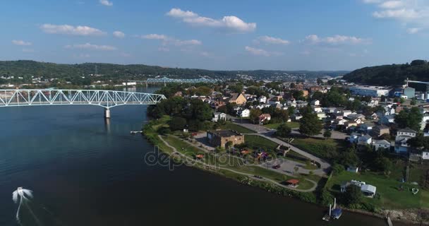 Vista aérea hacia adelante de Monaca Pennsylvania y Ohio River — Vídeos de Stock