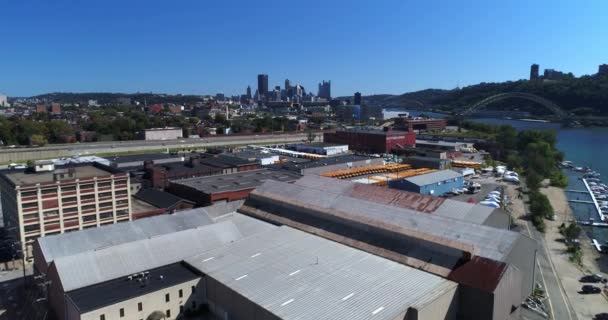 Mittags Luftaufnahme der Skyline von Pittsburgh — Stockvideo