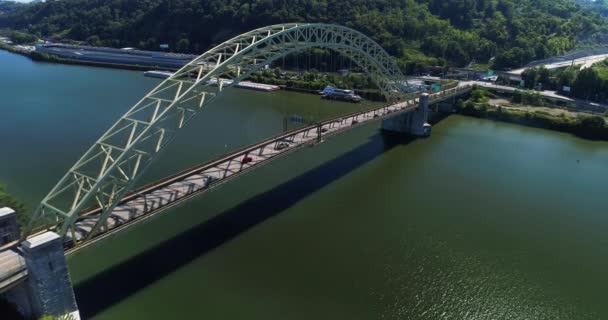 Vuelta lenta aérea inversa que establece tiro del puente del extremo oeste sobre el río Ohio — Vídeo de stock
