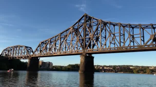 Viajando sob a ponte ferroviária no rio Ohio — Vídeo de Stock