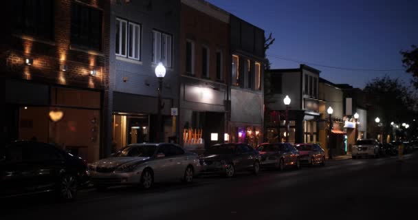설정 샷 전형적인 미국의 작은 마을 메인 스트리트의 밤 — 비디오
