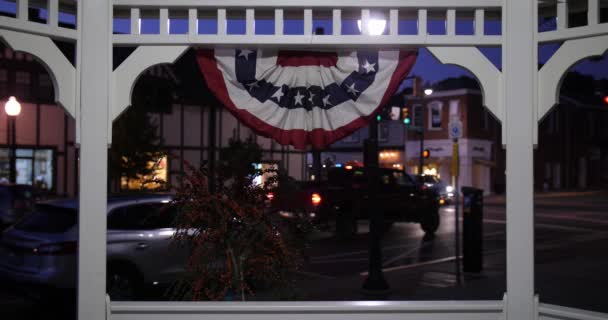 Noční pohled na malé město Usa a altánem — Stock video