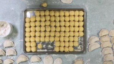 Kuş bakışı börek için doldurma patates topları