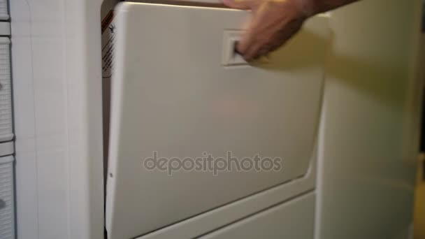 Homem remove roupa do secador — Vídeo de Stock