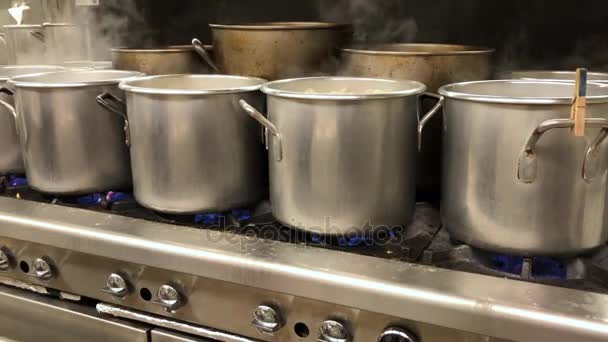 Krukor på spis i ett industriellt kök — Stockvideo