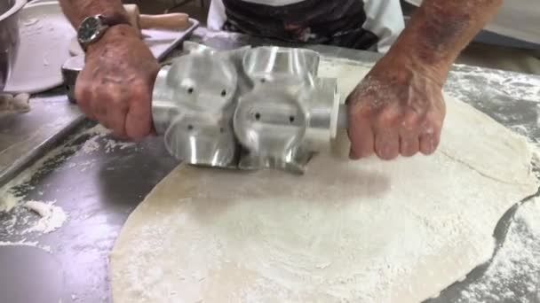 人用刀做面团圆为饺子 — 图库视频影像
