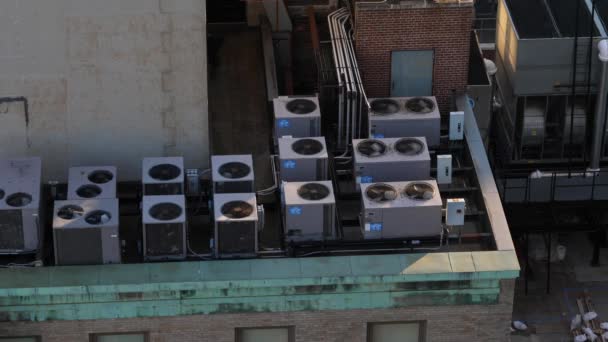 Кондиционеры на крыше на зданиях города — стоковое видео