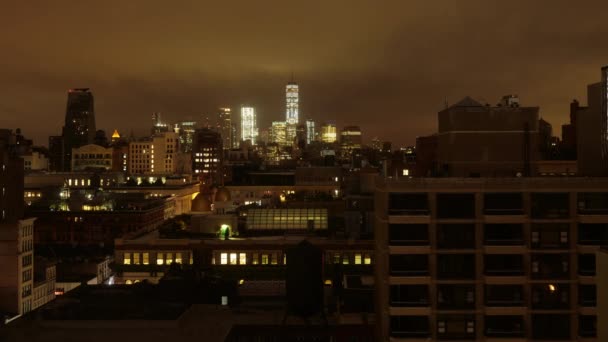 Éjszakai nap Timelapse nézet alsó-Manhattan és a szabadság-torony — Stock videók