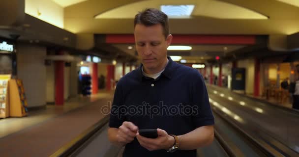 Άνθρωπος στο αεροδρόμιο ελέγχει ρολόι και Smartphone — Αρχείο Βίντεο