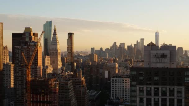 Drámai éjjel Timelapse kilátás nyílik alsó Manhattan és a szabadság-torony — Stock videók