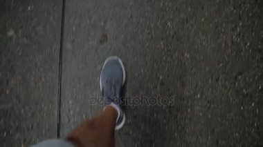 Adam Manhattan kaldırımda yürürken şort aşağı bakarak görünümü