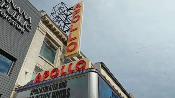 Low Angle Estabelecendo tiro Apollo Teatro Marquee — Vídeo de Stock