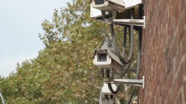 Gruppo di telecamere di sicurezza sul lato della costruzione della città — Video Stock