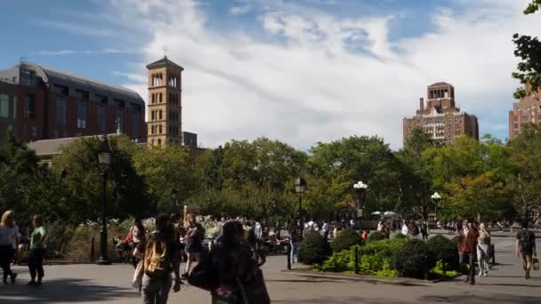 Дневная наружная съемка парка Вашингтон-сквер — стоковое видео