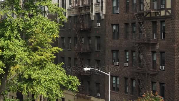 Nap külső létrehozó lövés a tipikus Manhattan apartmanok — Stock videók