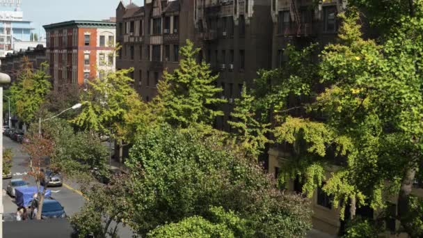 Day Exterior Establishing Shot of Typical Manhattan Apartments — Stock Video