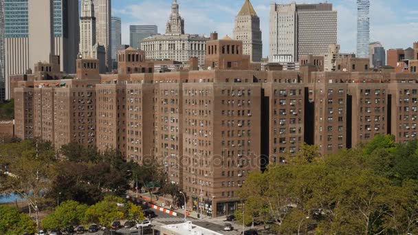 Dia de alto ângulo estabelecendo tiro de tijolo Manhattan Apartments — Vídeo de Stock