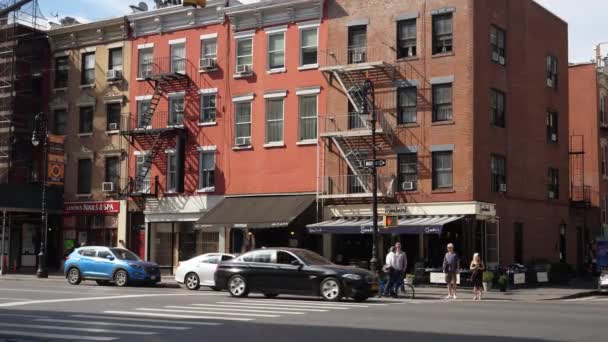 外装典型的なビジネスとマンハッタンのアパートの建物 — ストック動画