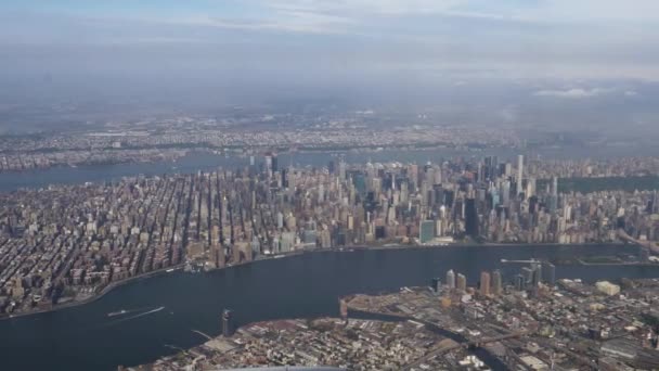 Antenn upprättande av skott av Midtown Manhattan — Stockvideo