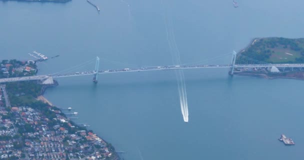 Luchtfoto van de Whitestone Bridge in New York City — Stockvideo