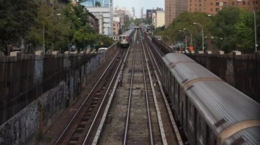 İki Harlem metro trenleri Pass bağlı