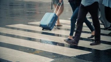 Düşük açılı ağır çekim yayalar yağmurlu Manhattan yaya geçidi üzerinde