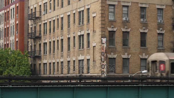 Tren de metro elevado pasa por los edificios de Harlem Apartment y licorería — Vídeos de Stock