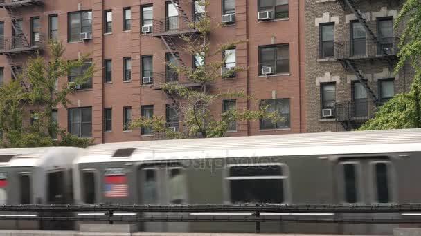 Los trenes de metro elevados pasan por los edificios de apartamentos de Harlem — Vídeo de stock