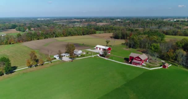 Slow Rising Aerial Establecimiento de tiro de la granja de Nueva Inglaterra — Vídeo de stock