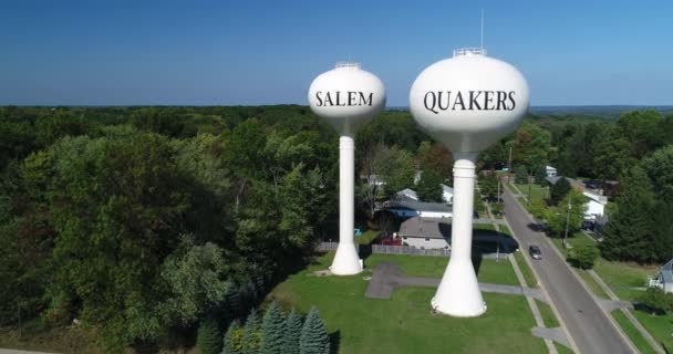 Daytime Aerial Establishing Shot of Two Salem Ohio Water Towers — Stock Video