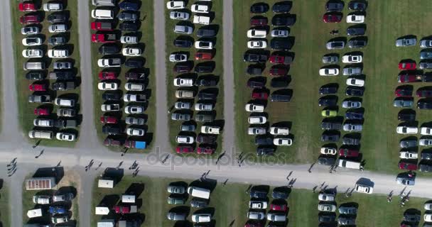 Vista mirando hacia abajo en el estacionamiento en el campo — Vídeo de stock