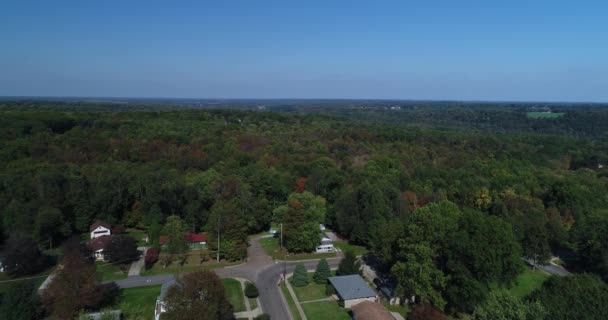 Reverse Aerial Stablishing Shot of Two Salem Ohio Water Towers — Videoclip de stoc