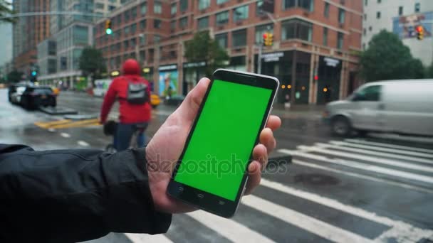 Man Holding Green Screen Smartphone in Manhattan — Stock Video