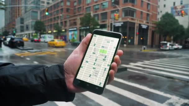 Homem olha para passeio compartilhando padrões de tráfego em Smartphone — Vídeo de Stock