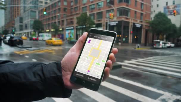 Homem olha para passeio compartilhando padrões de tráfego em Smartphone — Vídeo de Stock