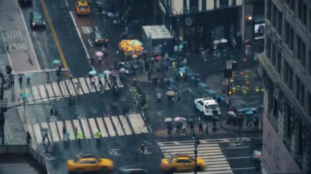 Zeitraffer-Ansicht von Manhattan-Fußgängern im Regen — Stockvideo