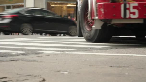 Slow Motion lage hoek Manhattan Crosswalk — Stockvideo