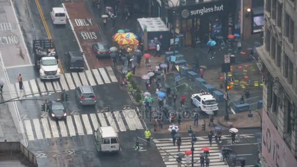 Vista en tiempo real de los peatones de Manhattan bajo la lluvia — Vídeo de stock