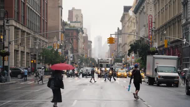 Uitzicht op Manhattan voetgangers in een zebrapad — Stockvideo