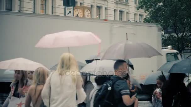 曼哈顿人行横道上的慢动作行人带雨伞 — 图库视频影像