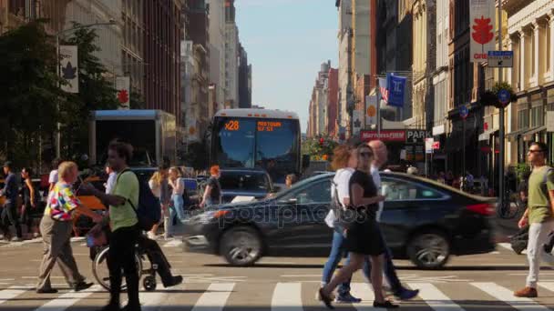 纽约市 2017年10月 在一个晴朗的秋日 曼哈顿人行横道上的行人的街道观的缓慢运动中间 — 图库视频影像