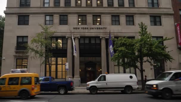 Daytime Overcast Estabelecendo Tiro de um prédio do campus da NYU — Vídeo de Stock