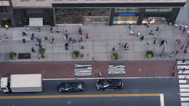 Weergave van de High Angle van voetgangers op 5th Avenue in Manhattan — Stockvideo